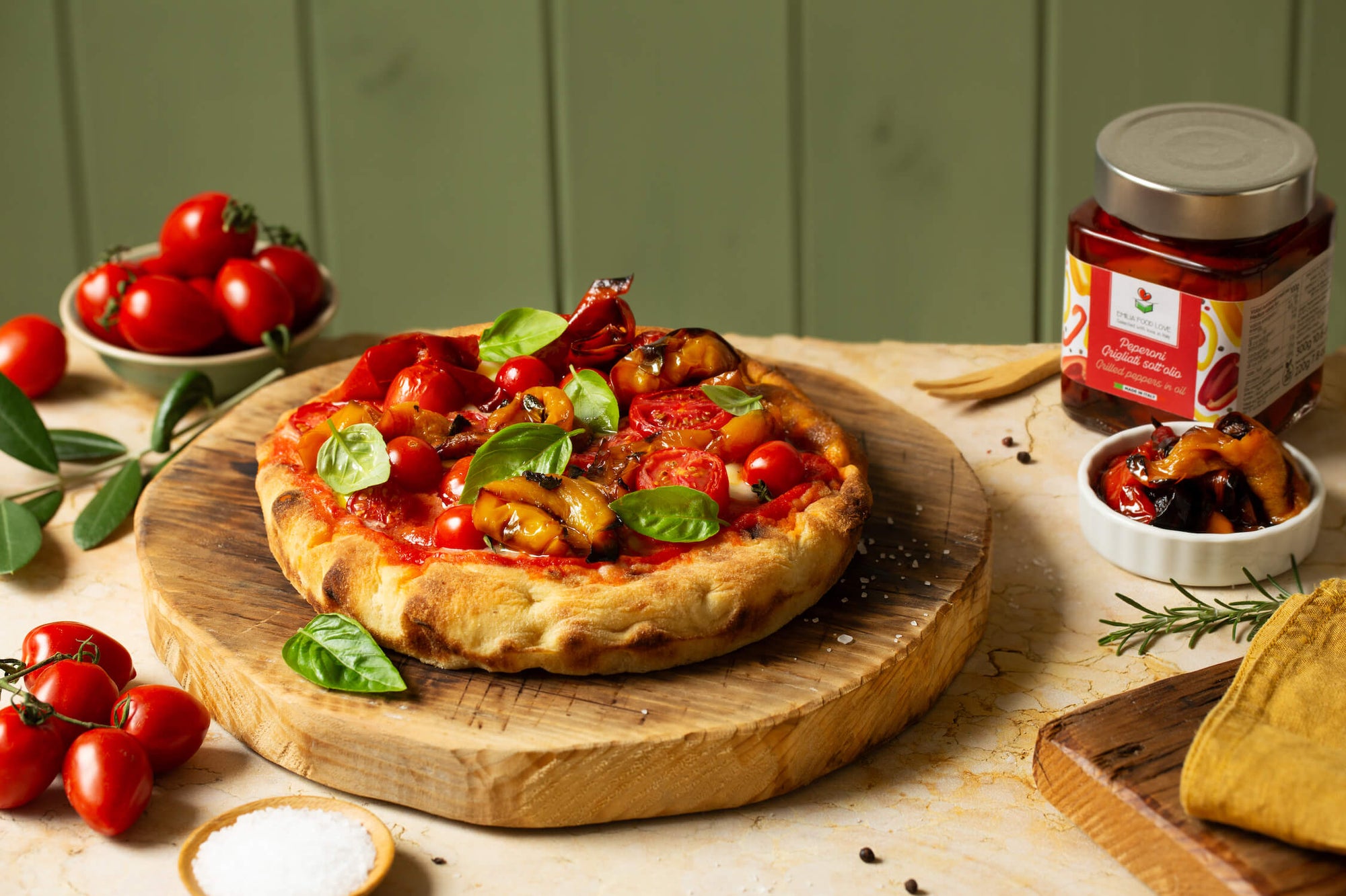 PAN PIZZA with peppers and cherry tomatoes